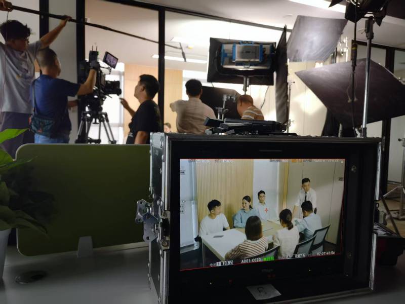 弋江区TVC拍摄公司：科技产品视觉化大师，诠释未来感与功能美学
